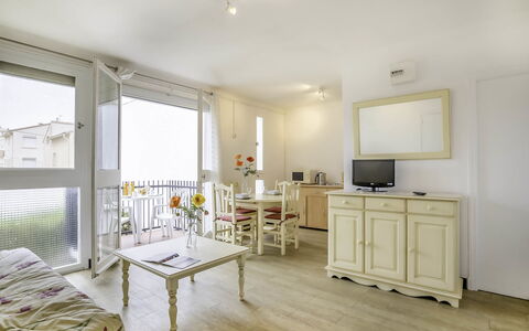 Les Amandiers: Mobilia, Cabinetry, Proprietà, Legna, Interior Design, Controsoffitto, Costruzione, Tavolo, Illuminazione, Pianta Della Casa