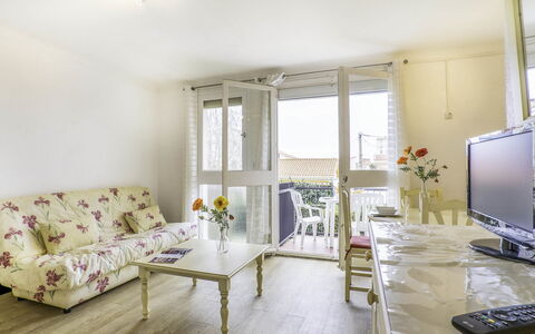 Les Amandiers: Costruzione, Mobilia, Finestra, Comfort, Interior Design, Pavimento, Pavimentazione, Divano, Legna, Casa