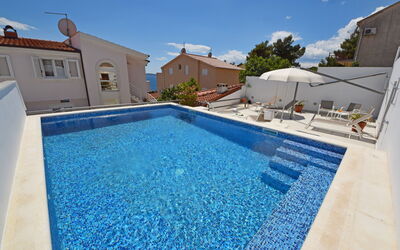 Trogir Okrug Gornji 304: Acqua, Cielo, Proprietà, Piscina, Blu, Azzurro, Costruzione, Shade, Mobili Da Esterno, Materiale Composito