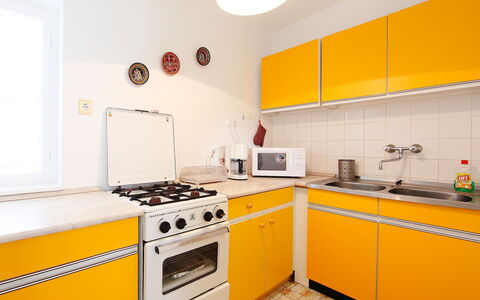 Cyklamen: Camera, Cucina, Giallo, Proprietà, Arancia, Cabinetry, Mobilia, Interior Design, Controsoffitto, Costruzione