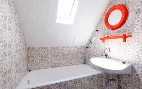 Cyklamen: Proprietà, Camera, Bagno, Parete, Piastrella, Interior Design, Architettura, Immobiliare, Pavimento, Toilet Seat