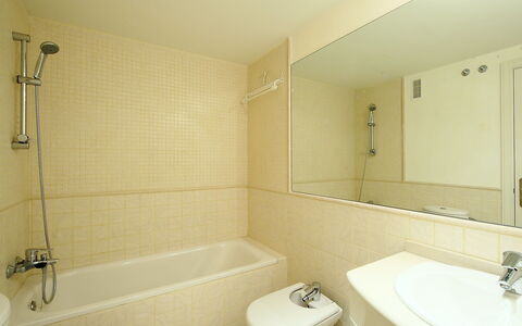 Sidney: Bagno, Proprietà, Camera, Parete, Piastrella, Idraulico Fixture, Vasca Da Bagno, Rubinetto, Pavimento, Interior Design