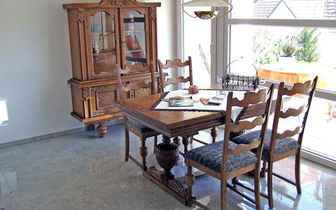 Willmann: Sala Da Pranzo, Camera, Mobilia, Tavolo, Cucina & Sala Da Pranzo Tavolo, Proprietà, Interior Design, Pavimento, Casa, Sedia