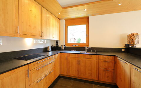 Zermatt 470: Controsoffitto, Cabinetry, Mobilia, Camera, Proprietà, Cucina, Costruzione, Lavello, Interior Design, Pavimento