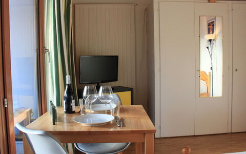 Villars 175: Mobilia, Tavolo, Proprietà, Comfort, Legna, Interior Design, Pavimento, Soggiorno, Costruzione, Scrivania
