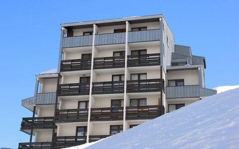 Tignes 280: Cielo, Costruzione, Finestra, Azzurro, Casa, Urban Design, Condominio, Pianta, Albero, Palazzone
