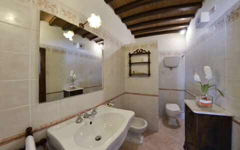 San Pietro: Specchio, Rubinetto, Idraulico Fixture, Lavandino Del Bagno, Lavello, Proprietà, Bagno, Costruzione, Interior Design, Viola