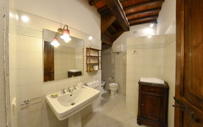 Girasole: Specchio, Rubinetto, Lavello, Idraulico Fixture, Proprietà, Lavandino Del Bagno, Bagno, Interior Design, Pavimento, Idraulico
