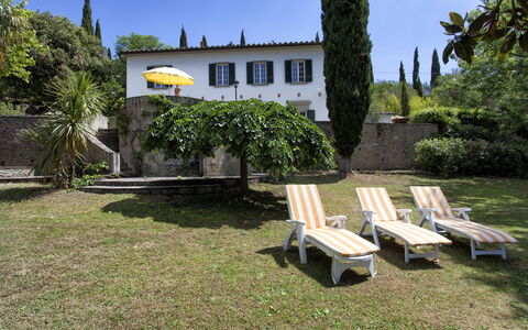 Vittoria: Proprietà, Erba, Tavolo, Casa, Mobilia, Albero, Immobiliare, Botanica, Costruzione, Giardino