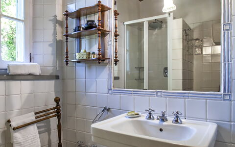 Vittoria: Bagno, Camera, Proprietà, Interior Design, Costruzione, Architettura, Idraulico Fixture, Lavello, Casa, Mobilia