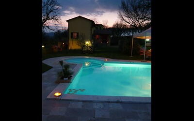 La casa con la piscina la notte 