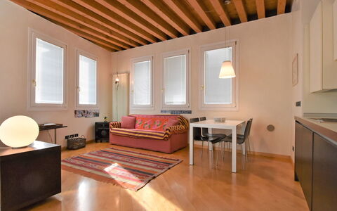 Venezia Giudecca 830: Tavolo, Mobilia, Divano, Costruzione, Comfort, Legna, Lampada, Soggiorno, Interior Design, Architettura