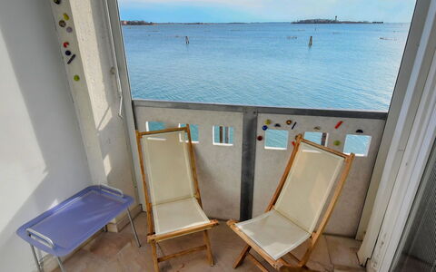 Venezia Giudecca 830: Acqua, Cielo, Proprietà, Nube, Costruzione, Azzurro, Finestra, Casa, Sedia, Shade