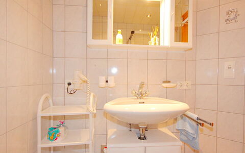 Christian: Bagno, Proprietà, Camera, Piastrella, Interior Design, Idraulico Fixture, Bagno Accessorio, Rubinetto, Architettura, Pavimento