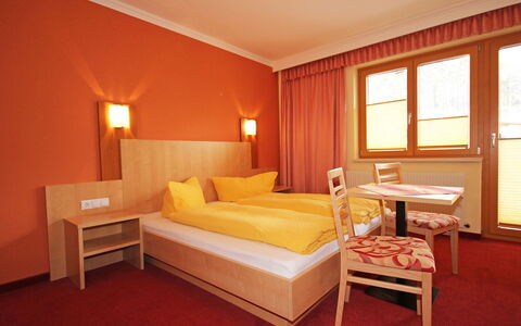 Sölden 100: Mobilia, Letto, Camera Da Letto, Camera, Soffitto, Lenzuolo, Interior Design, Proprietà, Bedding, Telaio Del Letto