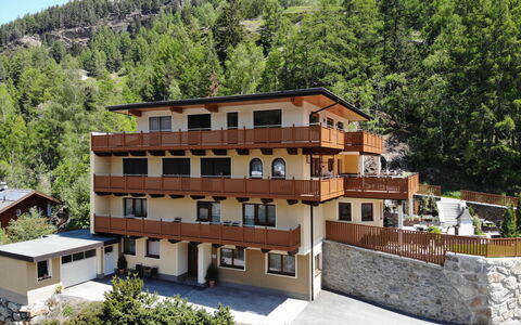Sölden 100: Pianta, Costruzione, Finestra, Albero, Lotto, Vegetazione, Urban Design, Biome, Cielo, Montagna