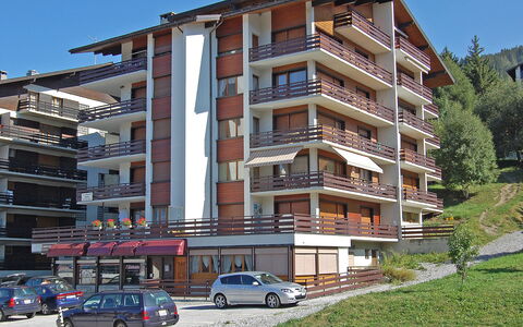 Zanfleuron A1: Auto, Costruzione, Ruota, Cielo, Proprietà, Finestra, Veicolo, Pianta, Palazzone