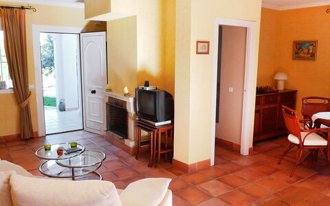 Bella Tierra: Camera, Proprietà, Mobilia, Costruzione, Soggiorno, Interior Design, Casa, Pavimento, Immobiliare, Suite