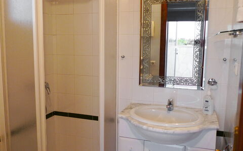 Bella Tierra: Bagno, Proprietà, Camera, Bagno Accessorio, Mobiletto Del Bagno, Idraulico Fixture, Parete, Piastrella, Porta, Rubinetto