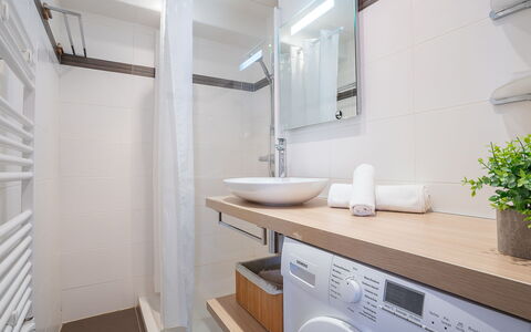 Canet-Plage 310: Lavanderia, Specchio, Pianta, Idraulico Fixture, Rubinetto, Mobiletto Del Bagno, Cabinetry, Lavello, Pianta Della Casa, Bagno