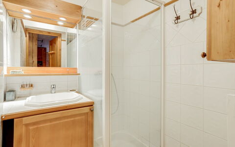 Saint Gervais 181: Specchio, Mobiletto Del Bagno, Idraulico Fixture, Lavello, Rubinetto, Costruzione, Cabinetry, Lavandino Del Bagno, Doccia, Interior Design