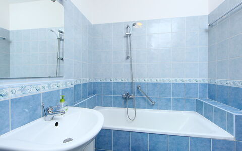Nadori 1: Bagno, Proprietà, Camera, Piastrella, Rubinetto, Interior Design, Vasca Da Bagno, Architettura, Immobiliare, Pavimento
