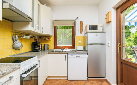 Nadori 1: Cabinetry, Controsoffitto, Proprietà, Lavandino Della Cucina, Lavello, Elettrodomestico Da Cucina, Cucina Stufa, Cucina, Legna, Pianta