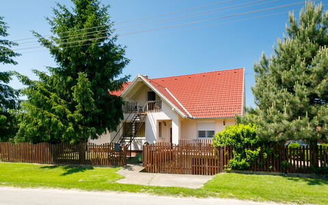 Balatonoszod 950: Pianta, Cielo, Proprietà, Costruzione, Albero, Lotto, Finestra, Recinzione, Casa, Erba