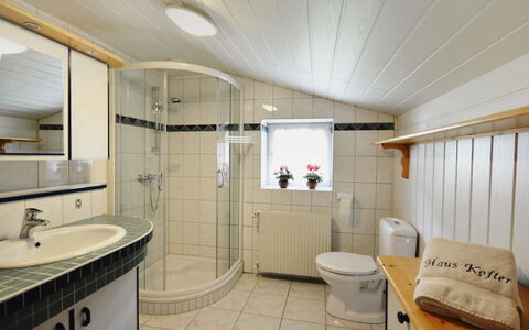 Ferienhaus Kofler: Bagno, Camera, Proprietà, Interior Design, Costruzione, Mobilia, Architettura, Immobiliare, Idraulico Fixture, Soffitto