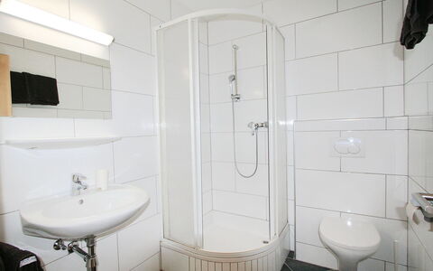 Matt: Bagno, Proprietà, Camera, Piastrella, Idraulico Fixture, Interior Design, Parete, Gabinetto, Architettura, Casa