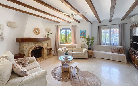 El Paradiso: Mobilia, Interior Design, Divano, Pavimentazione, Soffitto, Pavimento, Legna, Soggiorno, Tavolo, Camera