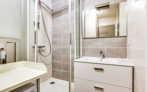 Les Rivages de Rochelongue: Bagno, Camera, Proprietà, Piastrella, Rubinetto, Interior Design, Pavimento, Architettura, Idraulico Fixture, Mobilia