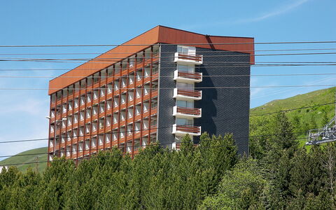 Les Menuires 420: Cielo, Costruzione, Giorno, Proprietà, Finestra, Architettura, Palazzone, Vegetazione, Urban Design, Condominio