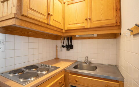 Les Menuires 420: Cabinetry, Costruzione, Lavello, Lavandino Della Cucina, Proprietà, Controsoffitto, Rubinetto, Cucina, Legna, Idraulico Fixture