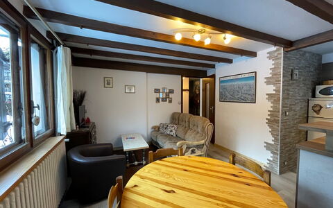 Maison Novel: Mobilia, Tavolo, Finestra, Legna, Comfort, Costruzione, Illuminazione, Interior Design, Cornice, Architettura
