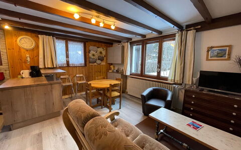 Maison Novel: Tavolo, Mobilia, Costruzione, Comfort, Legna, Cornice, Interior Design, Divano, Pavimento, Soggiorno