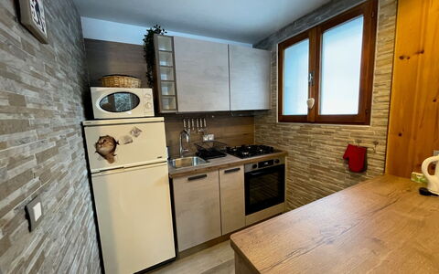 Maison Novel: Cabinetry, Controsoffitto, Rubinetto, Lavandino Della Cucina, Lavello, Mobilia, Idraulico Fixture, Cucina, Legna, Cucina Stufa