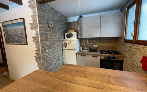 Maison Novel: Cabinetry, Controsoffitto, Lavello, Proprietà, Lavandino Della Cucina, Mobilia, Rubinetto, Legna, Idraulico Fixture, Interior Design
