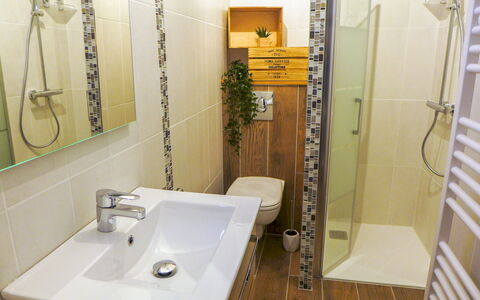 Maison Novel: Specchio, Rubinetto, Lavello, Idraulico Fixture, Lavandino Del Bagno, Proprietà, Bagno, Costruzione, Interior Design, Pavimentazione