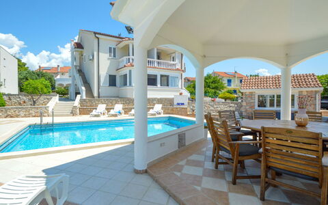 Vodice Tribunj 100: Acqua, Pianta, Cielo, Tavolo, Azzurro, Piscina, Sedia, Interior Design, Costruzione, Architettura
