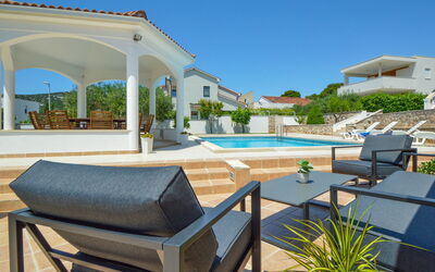 Vodice Tribunj 100: Pianta, Cielo, Azzurro, Shade, Mobili Da Esterno, Piscina, Costruzione, Urban Design, Tempo Libero, Zona Residenziale