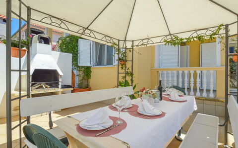 Valdor: Tavolo, Mobilia, Proprietà, Bianca, Sedia, Shade, Decorazione, Mobili Da Esterno, Interior Design, Tavola