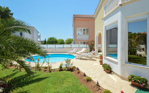 Valdor: Pianta, Acqua, Costruzione, Proprietà, Cielo, Finestra, Azzurro, Piscina, Shade, Condominio