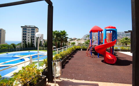 Calpe Calp 907: Cielo, Pianta, Proprietà, Acqua, Shade, Costruzione, Piscina, Finestra, Urban Design, Erba