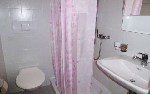 Al Ronchetto: Bagno, Tenda Doccia, Proprietà, Camera, Tenda, Rosa, Viola, Parete, Interior Design, Idraulico Fixture