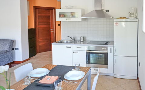 Rab Rab 220: Proprietà, Camera, Mobilia, Cucina, Casa, Cabinetry, Costruzione, Interior Design, Cucina Stufa, Appartamento