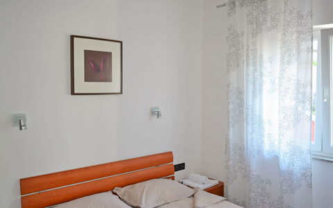 Rab Rab 220: Camera, Camera Da Letto, Proprietà, Letto, Mobilia, Parete, Interior Design, Pavimento, Lenzuolo, Telaio Del Letto