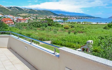 Rab Rab 220: Proprietà, Cielo, Immobiliare, Casa, Balcone, Montagna, Guardrail, Architettura, Tetto, Zona Residenziale