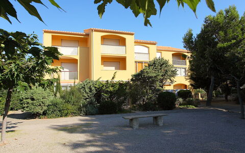 Les Genêts: Cielo, Pianta, Costruzione, Finestra, Albero, Shade, Manto Stradale, Arecales, Zona Residenziale, Paesaggio