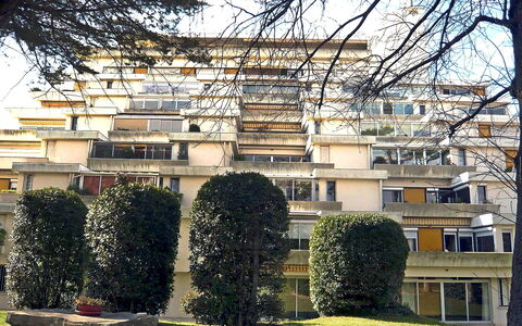 Château D'Arcadie: Zona Residenziale, Appartamento, Condominio, Sobborgo, Landscaping, Balcone, Hedge